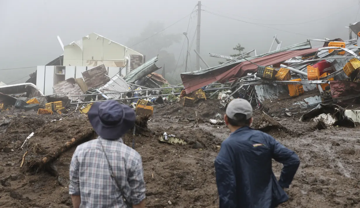 Hujan lebat berhari-hari memicu banjir bandang dan tanah longsor serta menghancurkan rumah-rumah.