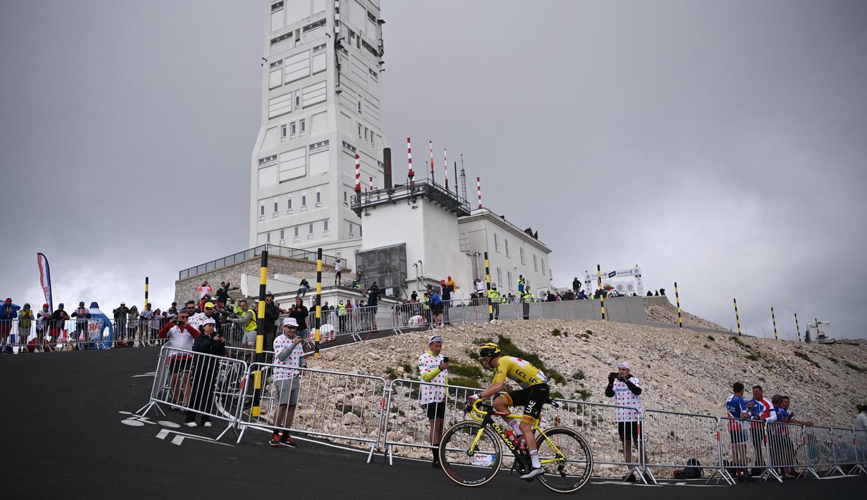 Sementara pemimpin klasemen umum, Tadej Pogacar, sempat menguntit Van Aert di tanjakan terakhir jelang finis. Namun, akhirnya ia harus merelakan posisinya setelah didahului oleh dua pembalap tim Trek Segafredo, kenny Elissonede dan Bauke Mollerna. (Foto: AFP/Anne-Christine Poujoulat)