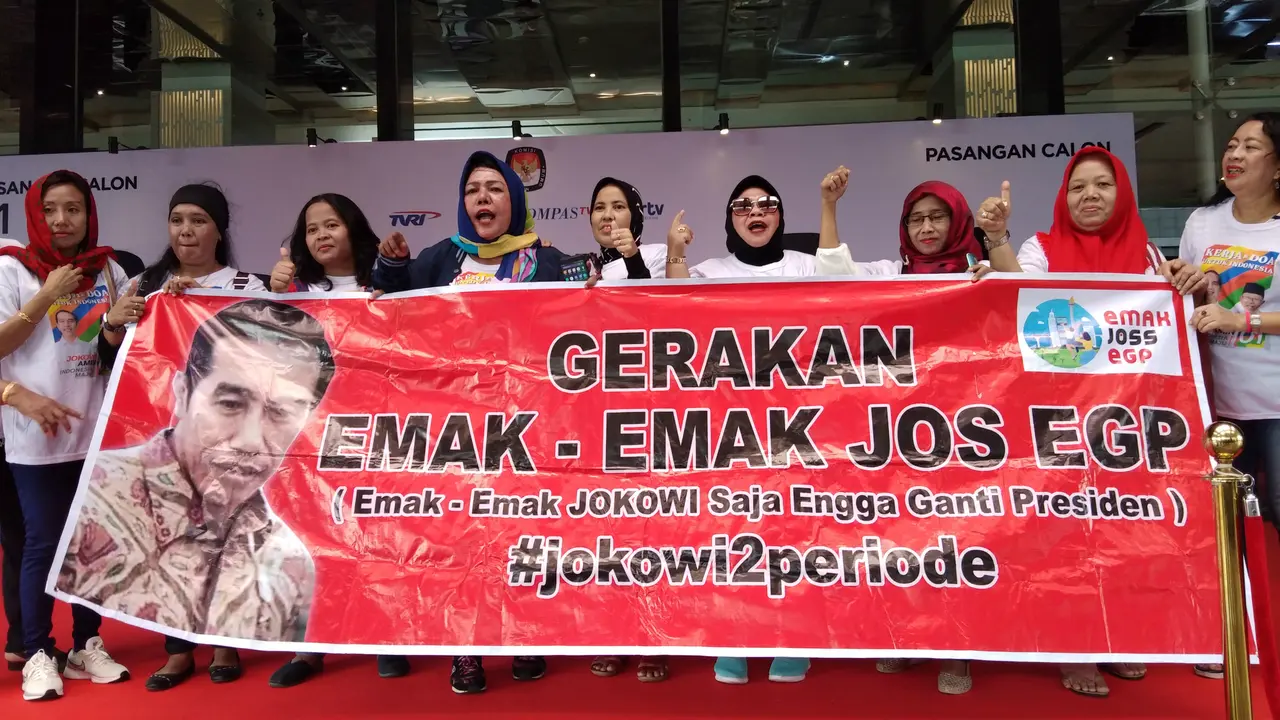 Simpatisan pasangan capres dan cawapres Jokowi-Ma'aruf memadati Hotel Bidakara.