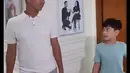 "Nggak, bercanda tau, mereka juga punya banyak" sahut  Raffi lagi. "Papa kan tau kan harganya berapa," Raffi tertawa sambil membalikkan badannya. [Youtube/ParaArtis_]