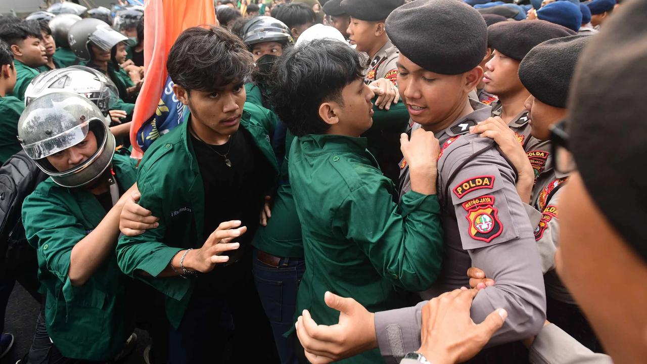 FOTO: Mahasiswa  Gelar Aksi di Jalan Sudirman Jakarta  Suarakan Sejumlah Isu Nasional