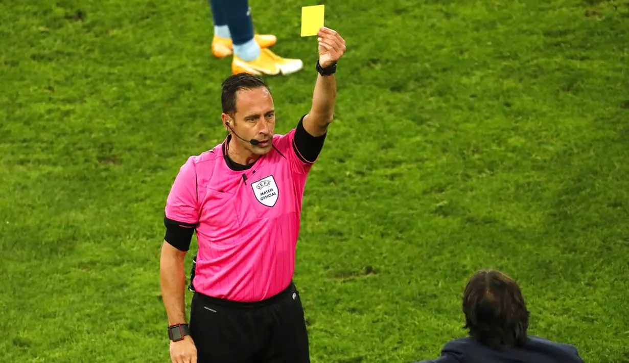 Wasit Artur Dias memberikan kartu kuning kepada pelatih kepala Lazio Simone Inzaghi saat menghadapi Zenit St. Petersburg pada pertandingan Grup F Liga Champions di Stadion Saint Petersburg, Rusia, Rabu (4/11/2020). Pertandingan berakhir dengan skor 1-1. (AP Photo/Mike Kireev)