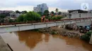 Anak-anak melompat dari jembatan ke Kali Ciliwung Kalibata, Jakarta, Selasa (25/2/2020). Beberapa anak nekat bermain air dengan lompat dari atas jembatan Ciliwung Kalibata, Jakarta, Selasa (25/2/2020). (merdeka.com/magang/Muhammad Fayyadh)