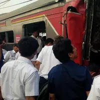 Tabrakan di Stasiun Juanda menyebabkan lumpuhnya KRL.