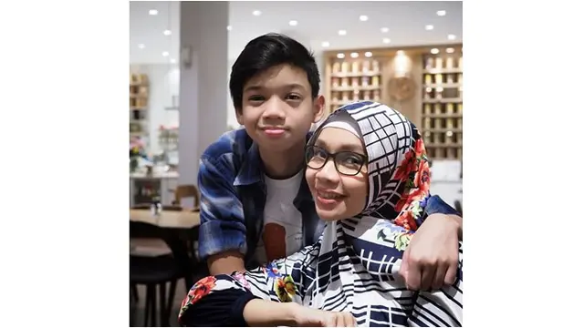 Potret Timur Zavier dan sang ibunda, selalu kompak di berbagai kesempatan.