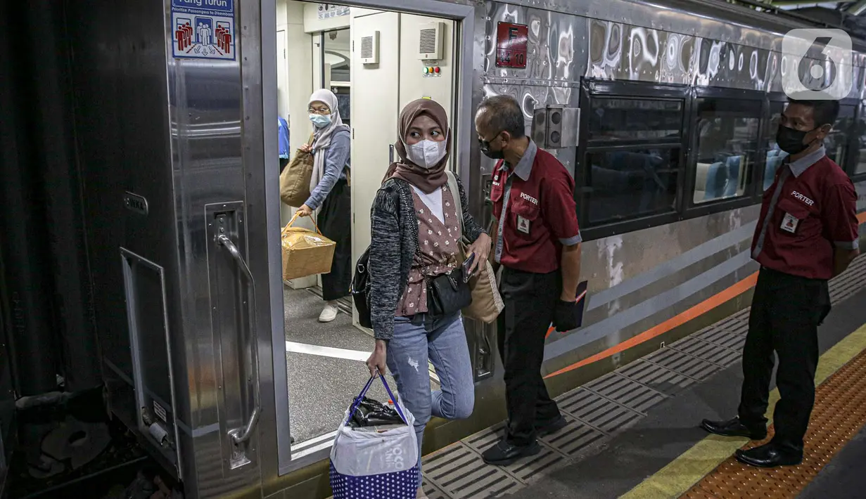 Penumpang kereta api Argo Lawu dari Solo keluar dari gerbong di Stasiun Gambir, Jakarta, Senin (17/5/2021). Kepala Humas PT KAI Daop I Eva Chairunisa mengatakan, pada hari ini diperkirakan akan ada 2.100 penumpang kereta api jarak jauh yang akan tiba di Jakarta. (Liputan6.com/Faizal Fanani)