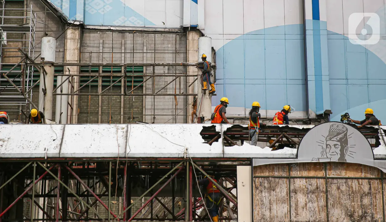 Aktivitas pemugaran pusat perbelanjaan Sarinah, Jakarta, Jumat (30/10/2020). Proyek transformasi Sarinah yang dicanangkan pada Agustus 2020 itu dijadwalkan selesai Agustus 2021 mendatang. Pemugaran dilakukan dengan tetap mempertahankan aspek sejarah Gedung Sarinah. (Liputan6.com/Faizal Fanani)