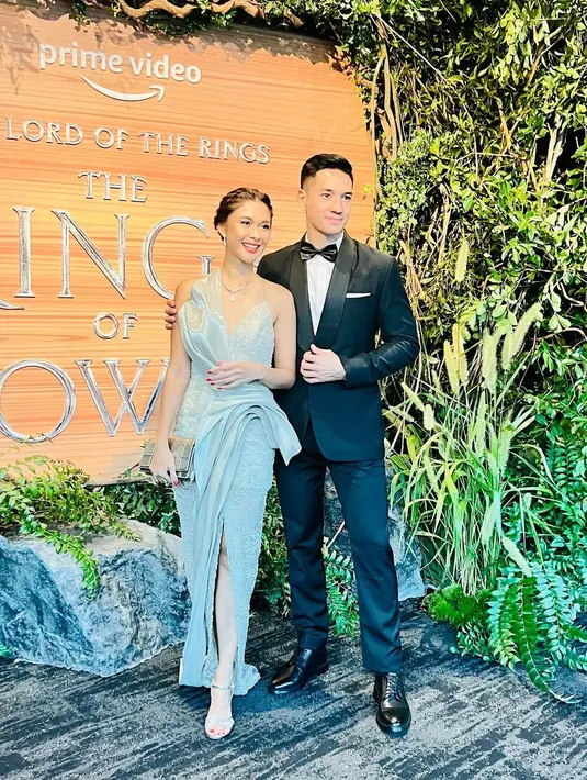Nana Mirdad dan Andrew White saat menghadiri gala premiere series The Lord of the Rings: The Rings of Power yang digelar Prime Video di Singapura. (Foto: Instagram/nanamirdad_)