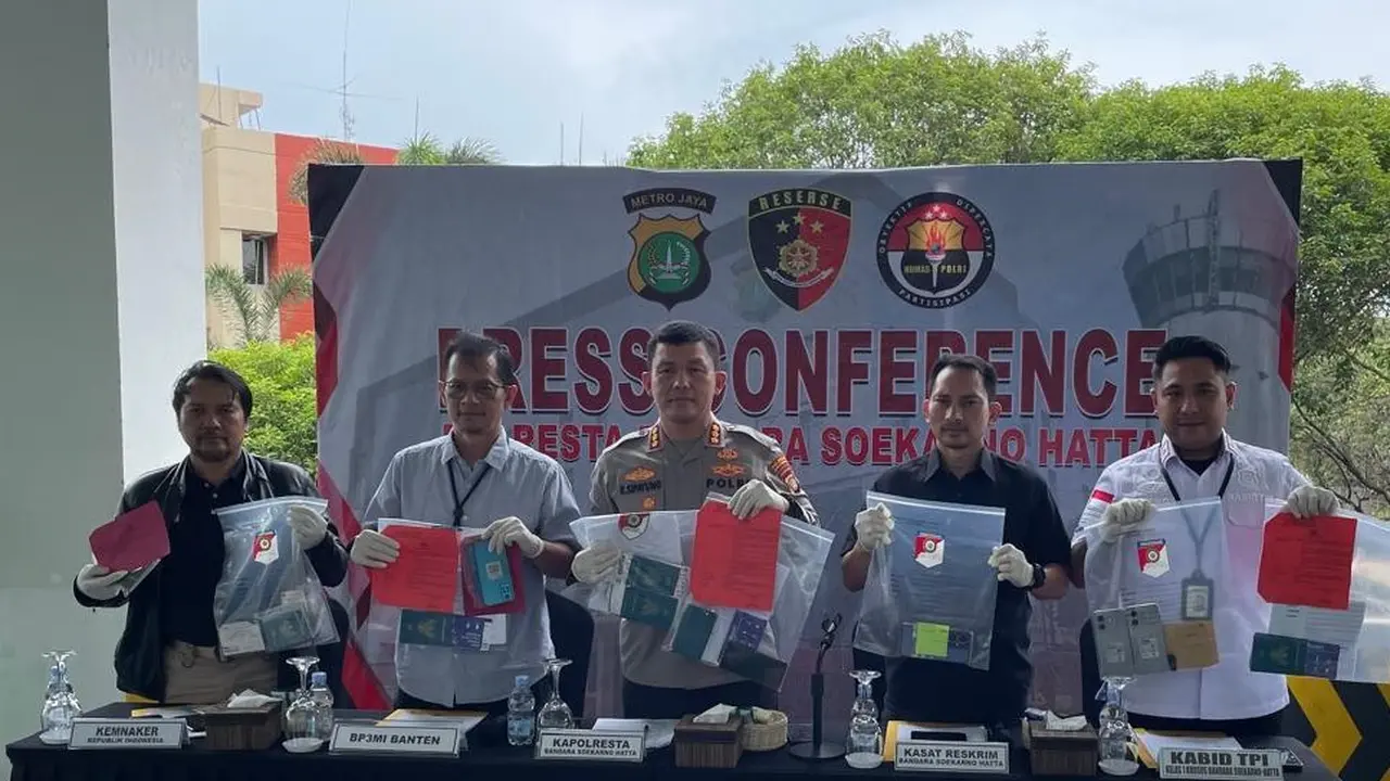 Tujuh orang ditetapkan sebagai tersangka tindak pidana perdagangan orang (TPPO) oleh Polresta Bandara Soekarno Hatta (Soetta), Kamis (16/1/2025). (Liputan6.com/Pramita Tristiawati)