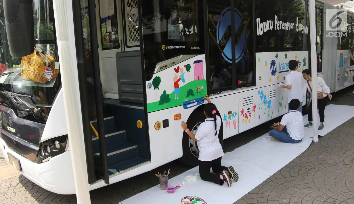 Sejumlah anak berkebutuhan khusus melukis bus Transjakarta di halaman Balai Kota, Jakarta, Jumat (20/4). Kegiatan tersebut dalam rangka memperingati Hari Kartini. Tema lukisan yang diangkat adalah ‘Ibuku Perempuan Tangguh’. (Liputan6.com/Arya Manggala)