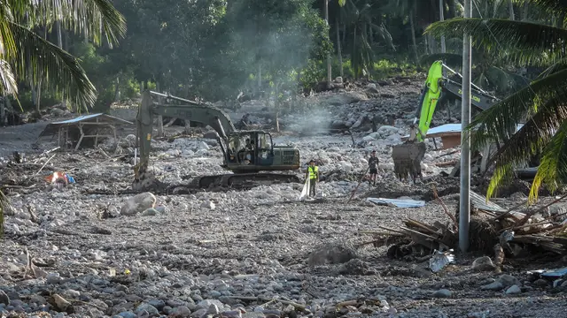 Pencarian Korban Hilang yang Tertimbun Tanah Longsor Pasca Badai Nalgae di Filipina
