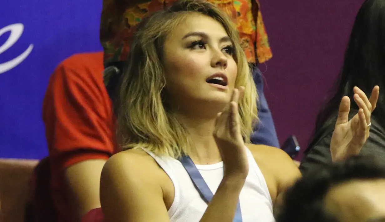 Agnes Monica memberikan semangat kepada kekasihnya, Wijaya dan tim Stadium Jakarta pada laga IBL antara Stadium Jakarta vs CLS Knight di Hall A Senayan, Jakarta, Rabu (13/1/2016). (Bola.com/NIcklas Hanoatubun)
