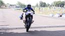 Atraksi motor yang dilakukan oleh, Muh Nur Iman  pada acara pembukaaan Yamaha Cup Race Seri 1 yang bertempat di Sirkuit Puncak Mario, Kabupaten Sidrap, Sulawesi Selatan. (Bola.com/Abdul Aziz)