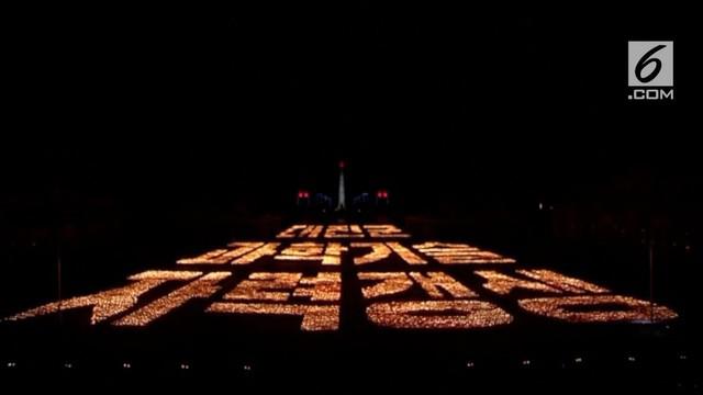 Memperingati ulang tahun Korea Utara ke-70, puluhan ribu pelajar membentuk koreografi visual yang indah. Gambar yang dibentuk adalah slogan-slogan Korea Utara.