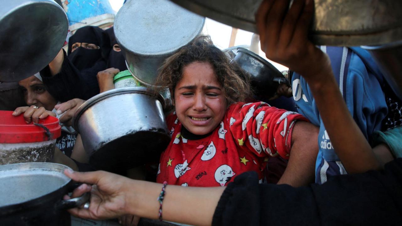 FOTO: Rintih dan Tangis Anak-Anak Kelaparan di Jalur Gaza Berebut Makanan