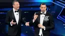 Penampilan striker AC Milan, Zlatan Ibrahimovic (kanan) dan presenter televisi Italia Amadeus pada malam pembukaan festival musik San Remo di San Remo, Selasa (2/3/2021). Ibrahimovic yang sedang cedera melakukan debutnya sebagai pembawa acara di festival musik tersebut. (Marco RAVAGLI/AFP)