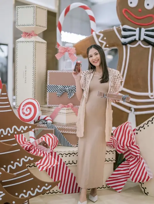 Kesederhanaan adalah kunci tampilan Jessica. Ia juga memadukan dress dengan luaran rajun bernuansa senada. Hasilnya, gaya elegan berhasil ia cuptakan.  [Foto: Instagram/ Jessica Mila]