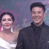 Gaun pengantin beraliran internasional rancangan Hian Tjen menutup resepsi pernikahan Via Vallen dan Chevra hari ke-4 yang disiarkan langsung di televisi 