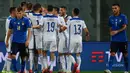 Pemain Bosnia merayakan gol yang dicetak Edin Dzeko ke gawang Italia pada laga UEFA Nations League di  Artemio Franchi, Sabtu (5/9/2020) dini hari WIB. Italia bermain imbang 1-1 atas Bosnia. (AFP/Isabella Bonotto)