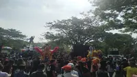 Para pekerja seni di Kabupaten Cirebon saat menggelar aksi menuntut Pemerintah memberikan izin untuk kembali manggung. Foto (Liputan6.com / Panji Prayitno)