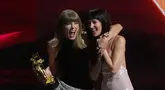Taylor Swift menerima penghargaan Video of the Year untuk lagu “The Fate of Ophelia” dalam ajang MTV Video Music Awards (VMAs) 2026 di Peacock Theater, Los Angeles, Amerika Serikat, Minggu (27/9/2026) waktu setempat. (AP Photo/Chris Pizzello)