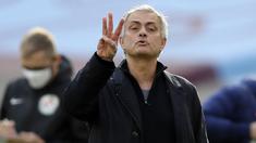 Selepas dipecat Tottenham Hotspur, Jose Mourinho membuat berita sensasional. Tidak lain adalah soal total besarnya uang pesangon senilai 79 juta pound atau setara Rp.1,6 Triliun jika diakumulasi dengan 4 pemecatannya terdahulu. Mau tahu rinciannya? (AFP/Kirsty Wigglesworth)