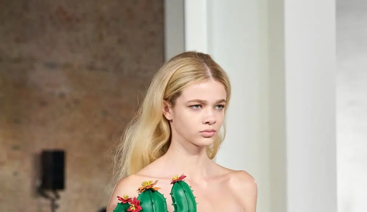 Tas kaktus jadi salah satu koleksi Moschino yang sukses curi perhatian di Milan Fashion Week 2026. Diprediksi bakal viral dan jadi tren [@moschino]