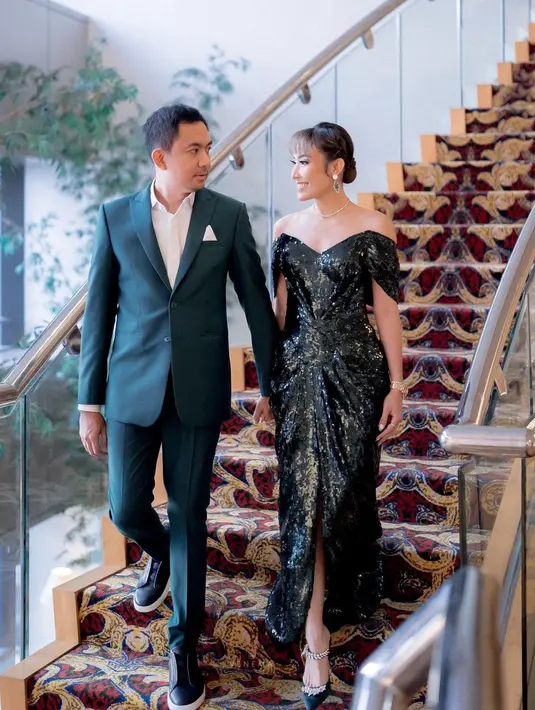 Dalam perayaan anniversary pernikahan juga, Regi Datau dan Ayu Dewi tampil glamor dalam setelan jas dan gaun berpayet yang mewah. (Foto: Instagram @mrsayudewi)