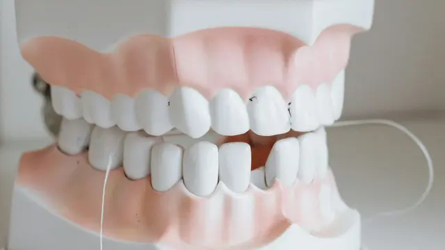 Gunakan Pasta Gigi Pemutih