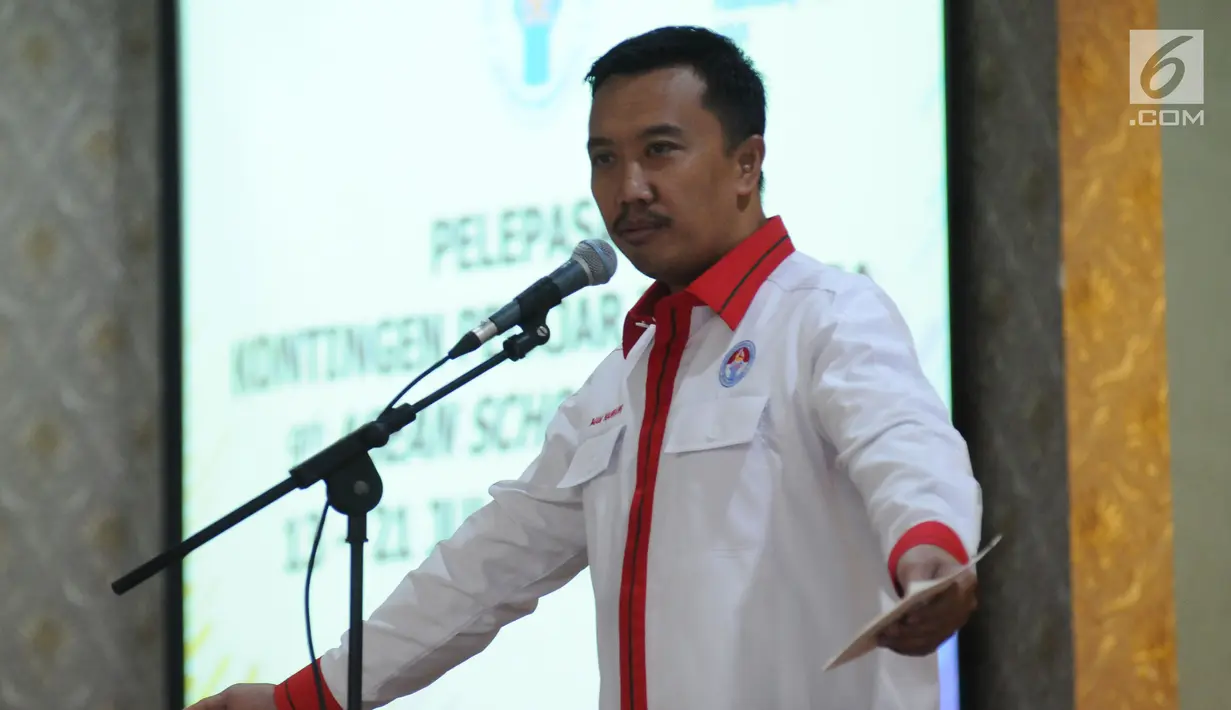 Menpora, Imam Nahrawi memberi arahan pada atlet pelajar Indonesia saat upacara pelepasan di Jakarta, Rabu (12/7). 184 pelajar akan berlaga di Asean Schools Games 2017 di Singapura, 15-20 Juli. (Liputan6.com/Helmi Fithriansyah)