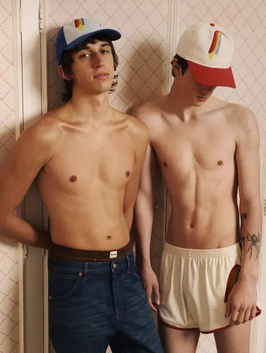 Koleksi topi juga menambah keseruan dari look musim panas dari Pleasing by Harry Style. [Foto: Instagram/ Pleasing]