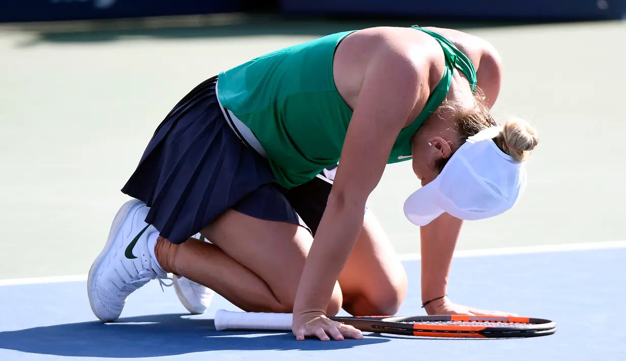 Petenis Rumania, Simona Halep bereaksi setelah mengalahkan petenis AS, Sloane Stephens pada final Kanada Terbuka 2018 di IGA Stadium, Montreal, Minggu (12/8). Halep akhirnya menyabet gelar keduanya di Piala Rogers (Paul Chiasson/The Canadian Press via AP)