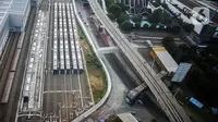 Sejumlah kereta Mass Rapid Transit (MRT) terparkir di Depo MRT Lebak Bulus, Jakarta, Senin, (12/7/2021). PT MRT Jakarta (Perseroda) mewajibkan penumpang membawa dokumen perjalanan, termasuk Surat Tanda Registrasi Pekerja (STRP) untuk mendukung penerapan PPKM Darurat. (Liputan6.com/Johan Tallo)