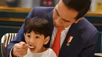 Jokowi asyik menyuapi cucunya, Jan Ethes Srinarendra (Dok.Instagram/@jokowi/https://www.instagram.com/p/B9LCzN4BI-5/Komarudin)