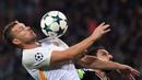 Duel pemain AS Roma, Edin Dzeko (kiri saat berebut bola dengan pemain Qarabag FK, Azerbaijan Rashad Sadygov pada laga grup C Liga Champions di Baki Olimpiya Stadionu, Baku, (27/9/2017). AS Roma menang 2-1. (AFP/Vano Shlamov)