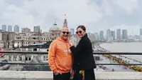 Maia Estianty dan Irwan Mussry saat berada di Shanghai. (dok. Instagram @maiaestiantyreal/https://www.instagram.com/p/BwlZ8nAluOH/Putu Elmira)