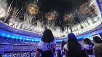 Pesta kembang api menandai berakhirnya Olimpiade 2024 di Saint-Denis, Stade de France, Prancis, Senin (12/8/2024). (AP Photo/Ashley Landis)