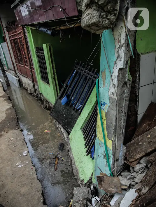 Kondisi rumah warga yang roboh akibat pembuatan saluran air di Jalan Kayu Manis IX, Matraman, Jakarta Timur, Senin (16/12/2019). Pelaksana pembangunan saluran air akan bertanggung jawab memperbaiki rumah yang telah lapuk fondasinya tersebut mulai Senin. (Liputan6.com/Faizal Fanani)
