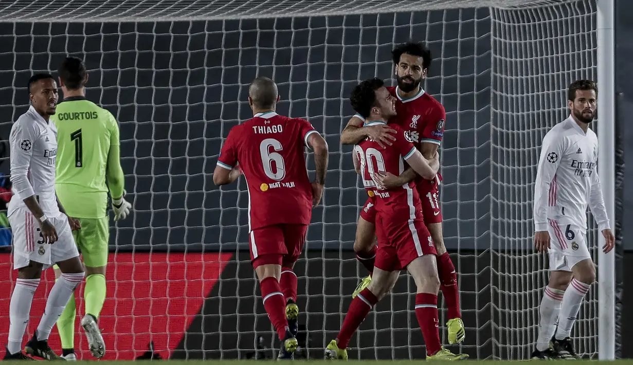 Striker Liverpool, Mohammed Salah (kedua dari kanan) bersama rekan setim merayakan gol yang dicetaknya ke gawang Real Madrid dalam laga leg pertama babak perempatfinal Liga Champions 2020/2021 di Alfredo di Stefano Stadium, Selasa (6/4/2021). Liverpool kalah 1-3 dari Real Madrid. (AP/Manu Fernandez)