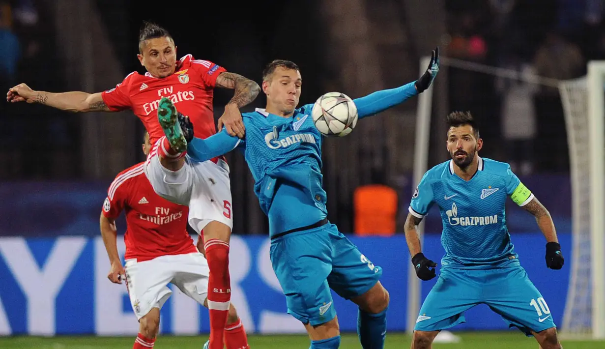 Pemain Benfica, Ljubomir Fejsa (kiri) berebut bola dengan pemain Zenit,  Artem Dzyuba pada leg kedua 16 besar Liga Champions di Stadion Petrovsky, St. Petersburg, Kamis (10/3/2016) dini hari WIB. (AFP/Olga Maltseva)