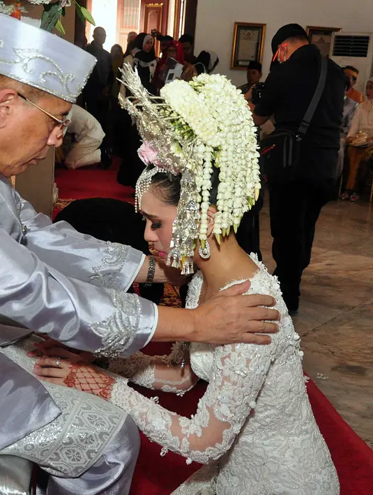 Nycta Gina saat melakukan sungkem kepada orang tuanya. Sebuah kebahagiaan dirasakan oleh Nycta Gina dan Rizky Kinos beserta keluarganya. (Deki Prayoga/Bintang.com)