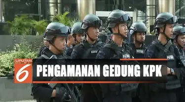 Tak hanya itu, sejumlah kendaraan taktis yakni baracuda dan dua mobil water canon pun terparkir di depan gedung.