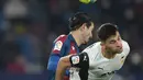 Gelandang Levante, Jose Campana (kiri) berebut bola dengan penyerang Valencia, Hugo Duro selama pertandingan lanjutan La Liga Spanyol di stadion Ciutat de Valencia di Valencia (20/12/2021).  Valencia menang atas Levante 4-3. (AFP/Jose Jordan)