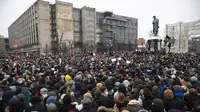 Orang-orang berkumpul di Lapangan Pushkin selama protes terhadap pemenjaraan pemimpin oposisi Alexei Navalny di Moskow, Rusia, Sabtu (23/1/2021). Demo ini mengecam pemerintah Vladimir Putin dan menuntut pembebasan pemimpin oposisi Alexie Navalny. (AP Photo/Pavel Golovkin)