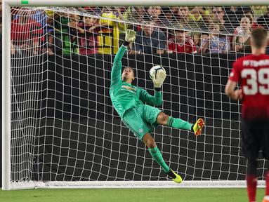Kiper MU, Joel Pereira gagal mengamankan bola saat melawan Club America pada laga uji coba di University of Phoenix Stadium, Glendale, Arizona, (19/7/2018). MU bermain imbang 1-1. (Christian Petersen/Getty Images for International Champions Cup/AFP)