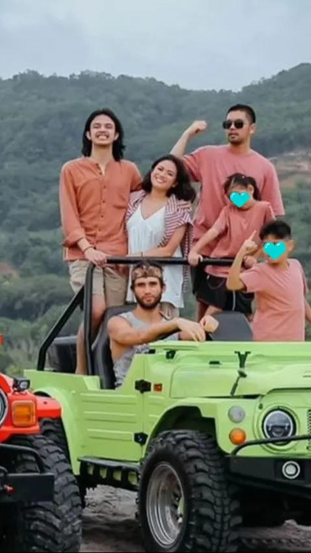 Liburan kali ini, Sabda tampak menikmati waktu berkualitas bersama keluarga besar.
