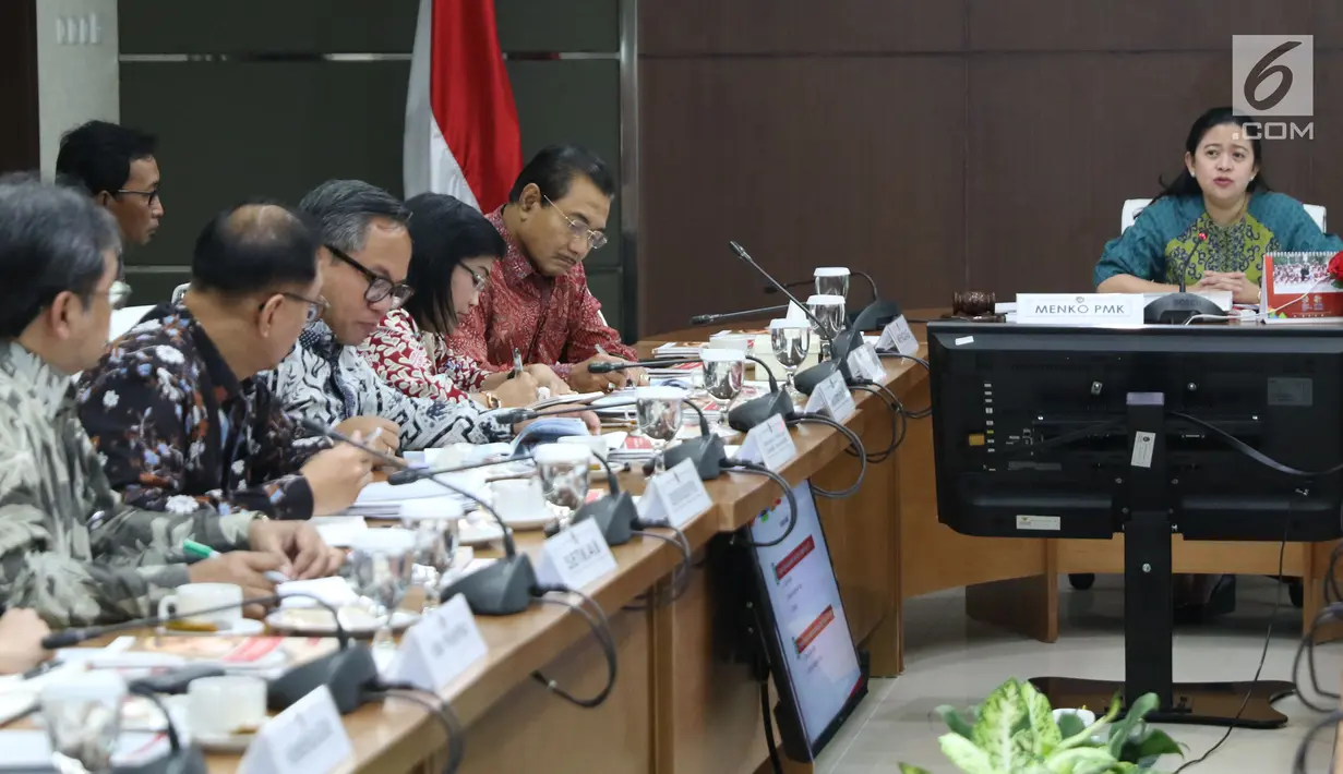 Suasana saat rapat koordinasi yang dipimpin oleh Menko Pembangunan Manusia dan Kebudayaan Puan Maharani di Jakarta, Selasa (16/1). Rakor ini membahas evaluasi penyaluran bansos di 2017. (Liputan6.com/Angga Yuniar)