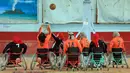 Wanita penyandang disabilitas mengambil bagian dalam kejuaraan bola basket kursi roda lokal di Sanaa, Yaman, 8 Desember 2019. Para pemain berlomba-lomba untuk dirangkul oleh masyarakat demi kekuatan mereka daripada dipandang sebagai beban selama masa perang. (MOHAMMED HUWAIS/AFP)