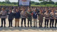 Sejumlah anggota Polri, TNI, hingga Linmas melaksanakan apel pergeseran pasukan menjelang pencoblosan Pilkada di Kota Depok. (Foto: Liputan6.com/Dicky Agung Prihanto)