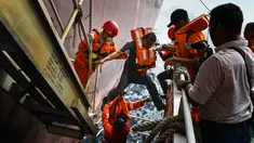 Anggota Basarnas mengevakuasi seorang anak buah kapal (ABK) dari kapal tanker asing berbendera Bahama di lepas pantai Aceh, Selasa (30/7/2019). Basarnas mendapat permintaan pertolongan setelah seorang ABK kapal tanker mengalami sakit jantung di perairan Aceh. (CHAIDEER MAHYUDDIN/AFP)